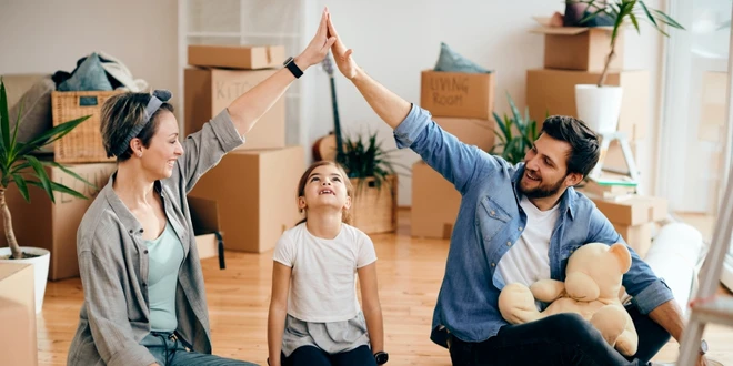 Famille heureuse lors d'un déménagement assuré