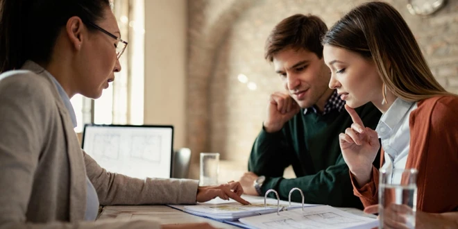 Consultation en assurance dommages avec des clients